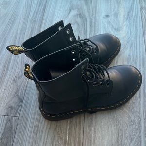 BLACK ORIGINAL DR. MARTENS LACE UP BOOTS